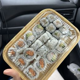 Chopped scallop, California, tuna maki Chopped scallop, California, tuna maki