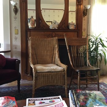 Coolidge House Bed & Breakfast - Living room in main house - Bed & Breakfast Near Me - Ashland, Oregon Coolidge House Bed & Breakfast - Living room in main house - Bed & Breakfast Near Me - Ashland, Oregon
