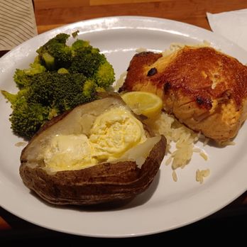 Cheddar's Scratch Kitchen - Salmon with broccoli and baked potato. - American Near Me - Albuquerque, New Mexico