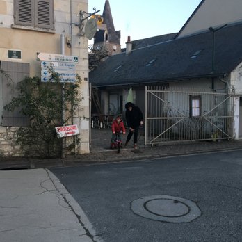 Restaurant le Clos aux Roses - entrance area, viewed from across the street. - Wine Bars Near Me - Chédigny, 37