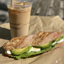 essanelle Ihr Friseur - Ice-Latte Baguette mit Ei und Avocado