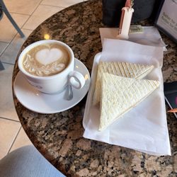 Asturias Bakery - Café con leche y migas de palvo y queso