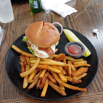 Pearly Baker's Alehouse - Chicken sandwich - American Near Me - Easton, Pennsylvania