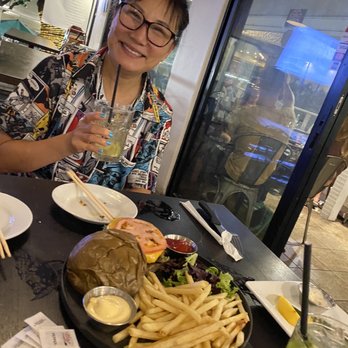 Leahi Bar & Grill - Burger, fries, calamari, margurita. Excellent. My wife loves everything. - Bars Near Me - Honolulu, Hawaii Leahi Bar & Grill - Burger, fries, calamari, margurita. Excellent. My wife loves everything. - Bars Near Me - Honolulu, Hawaii