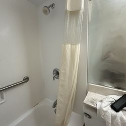 Days Inn by Wyndham West Rapid City - Yellow shower curtain