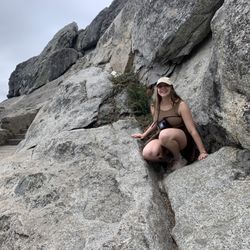 Moro Rock - Climbing inward of the rocks
