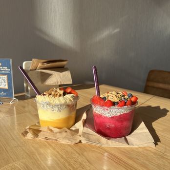 Island Bodega - Sunshine(L) and dragon (R) - Acai Bowls Near Me - Westminster, California Island Bodega - Sunshine(L) and dragon (R) - Acai Bowls Near Me - Westminster, California