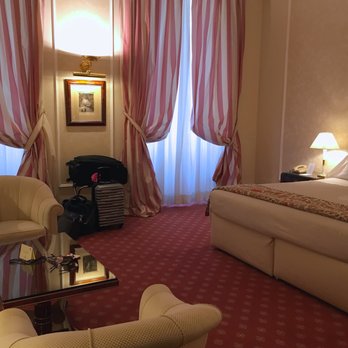 Alberghi: De La Ville - bedtime--bring an eye mask - Hotels Near Me - Florence, FI