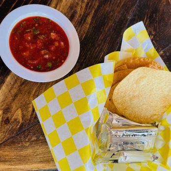 Cevicheria El Diamante - complimentary toastada chips, crackers, and salsa - Seafood Near Me - Las Vegas, Nevada