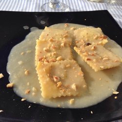 Zenzero - Ravioli fatti in casa alla spigola con vellutata al profumo di rosmarino e granella di nocciole tostate