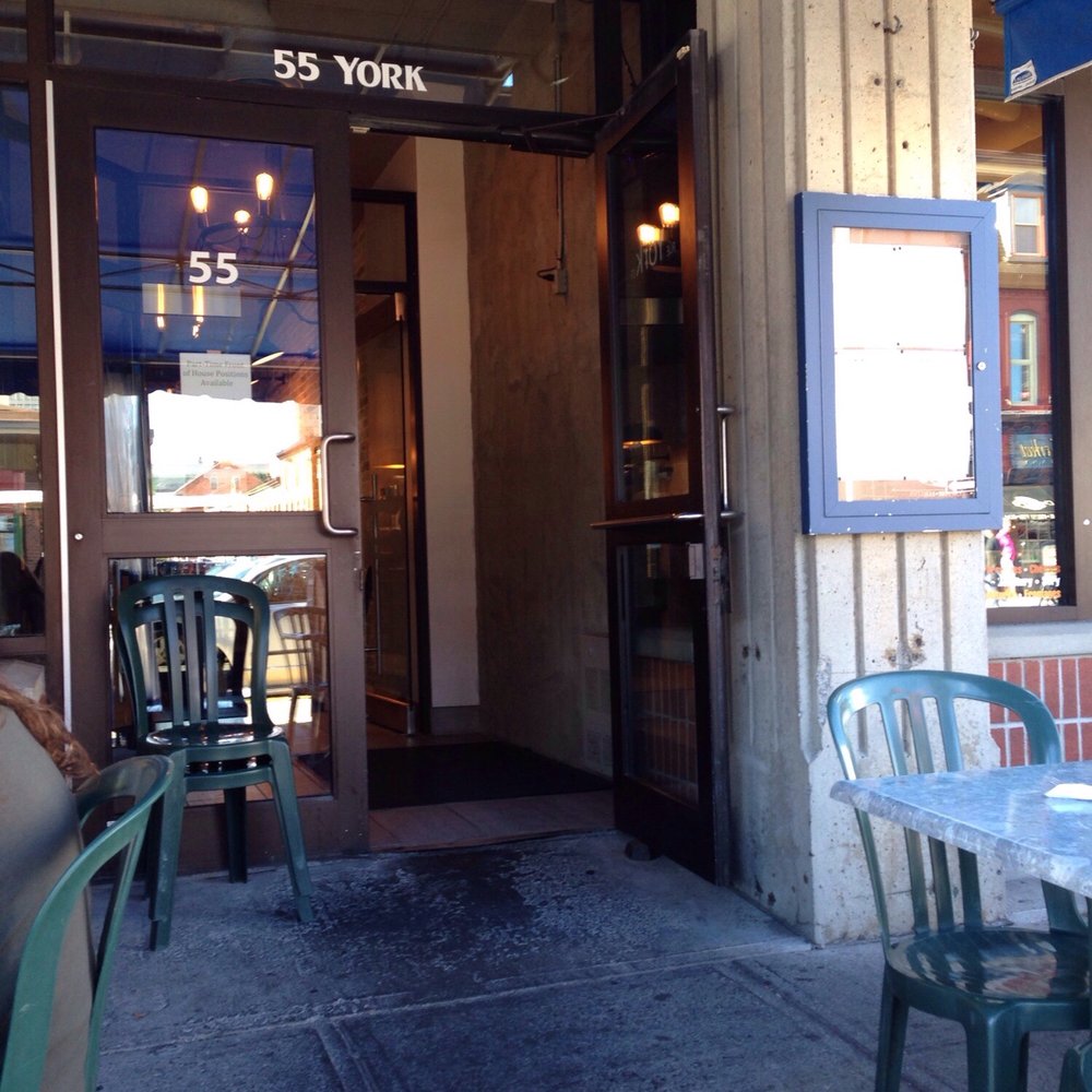Auberge McGee's Inn - Outside, front door - Hotels Near Me - Ottawa, Ontario