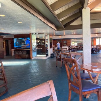 Opakapaka Grill and Bar - The bar and the restaurant - American Near Me - Hanalei, Hawaii