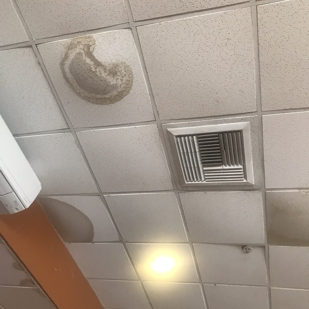 IHOP - Careful. After renovations it was nice but after the big rain, the spots are back - Breakfast & Brunch Near Me - Kahului, Hawaii