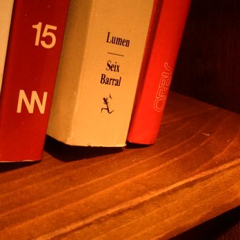 La Paisana - Detalle de la biblioteca en el interior - Cafeteria Near Me - Barcelona, B La Paisana - Detalle de la biblioteca en el interior - Cafeteria Near Me - Barcelona, B