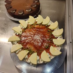 Cafe Huber - Das vorne ist die Quitten-Käsesahne-Torte. Mein absoluter Favorit und echt zum Niederknien lecker!!! Bitte immer ins Programm..
