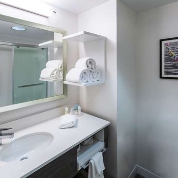 Hampton Inn Gainesville - Guest room bath - Hotels Near Me - Gainesville, Georgia