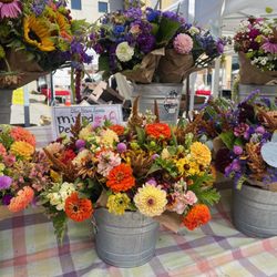 Santa Cruz Farmers' Market - Gorgeous bouquets from local Blue Heron Farms