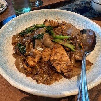 Southeast Impression - Pad see ew with chicken - Thai Near Me - Fairfax, Virginia