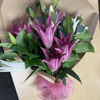 Flowers By Paulann - Bouquet of lilies. - Florists Near Me - Oxnard, California Flowers By Paulann - Bouquet of lilies. - Florists Near Me - Oxnard, California