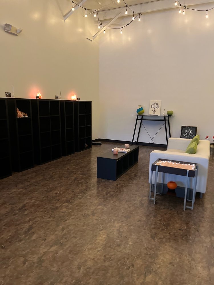 atvara hot yoga lounge Logo