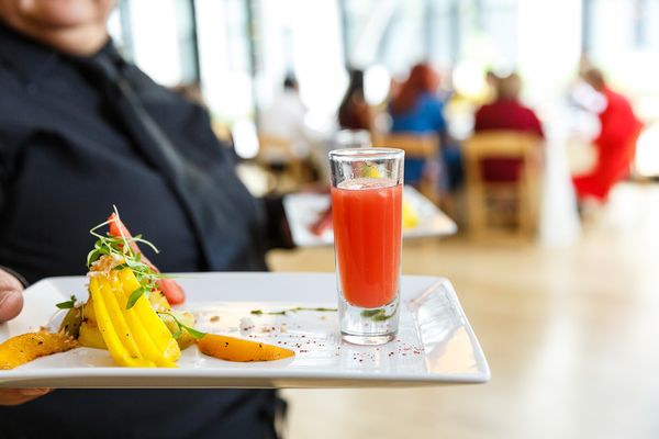 Entertaining Company by null