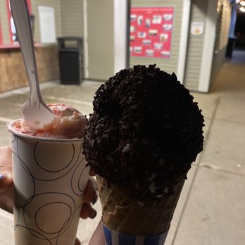 Mrs & Me - ice creams - Ice Cream & Frozen Yogurt Near Me - Kittery, Maine