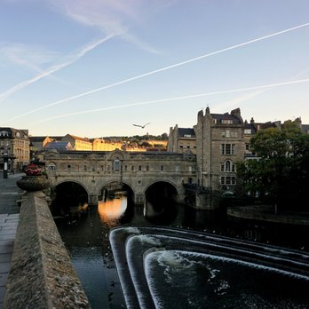 Pulteney Bridge - Sunrise at Pulteney Bridge with the horseshoe Pulteney weir beneath. - Landmarks & Historical Buildings Near Me - Bath, BAS