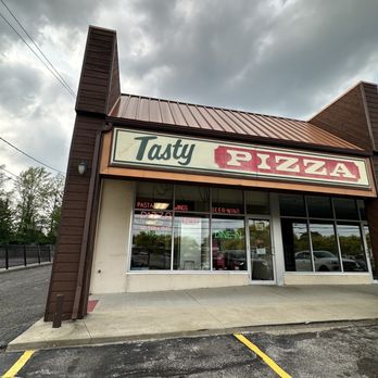 Tasty Pizza - the front of a tasty pizza restaurant - Pizza Near Me - Lyndhurst, Ohio