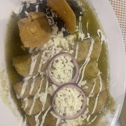 México Lindo y Sabroso - Enchiladas verdes de pollo y frijoles