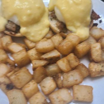 Wagon Wheel Diner - Eggs Benedict with sausage! I will be back! - Diners Near Me - Sharon, Massachusetts