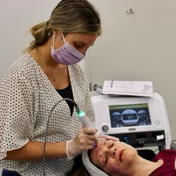 Dr. Shane Seal Plastic Surgery Institute - Bernetta administering a TempSure Envi treatment - our radio frequency skin tightening machine.