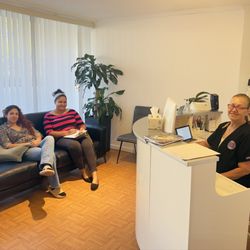 Natural Holistic Therapies - Viaje de Austin a Dallas a sus sesiones. En el lobby en espera.