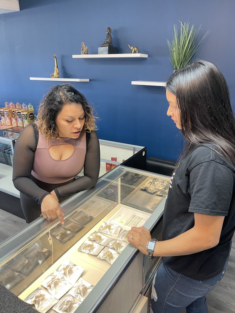 TOP SHELF SMOKE SHOP CLOSED Updated August 2024 416 E Main St