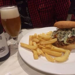 Pulled pork burger with slaw