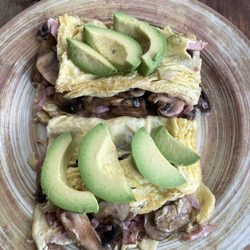 Rosario Grill - Omelet with ham, mushroom and avocado