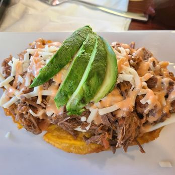 Sabores Restaurant - Toston a la fonda. Fried plantain with meat, avocado, cheese and a sauce - Colombian Near Me - Orange, Connecticut