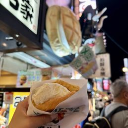 世界で2番めにおいしい焼きたてメロンパンアイス 道頓堀角座広場店