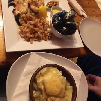 The Bridge Bar & Mooring Restaurant - Seafood platter 29 euros, don't get it - overpriced and bland - Irish Near Me - Portmagee, Kentucky