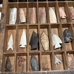 Prescott Trading Post And Bead Museum - Arrowheads and tools from around the world