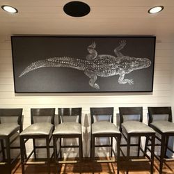 Kingfisher Seafood - Waiting with the alligator...