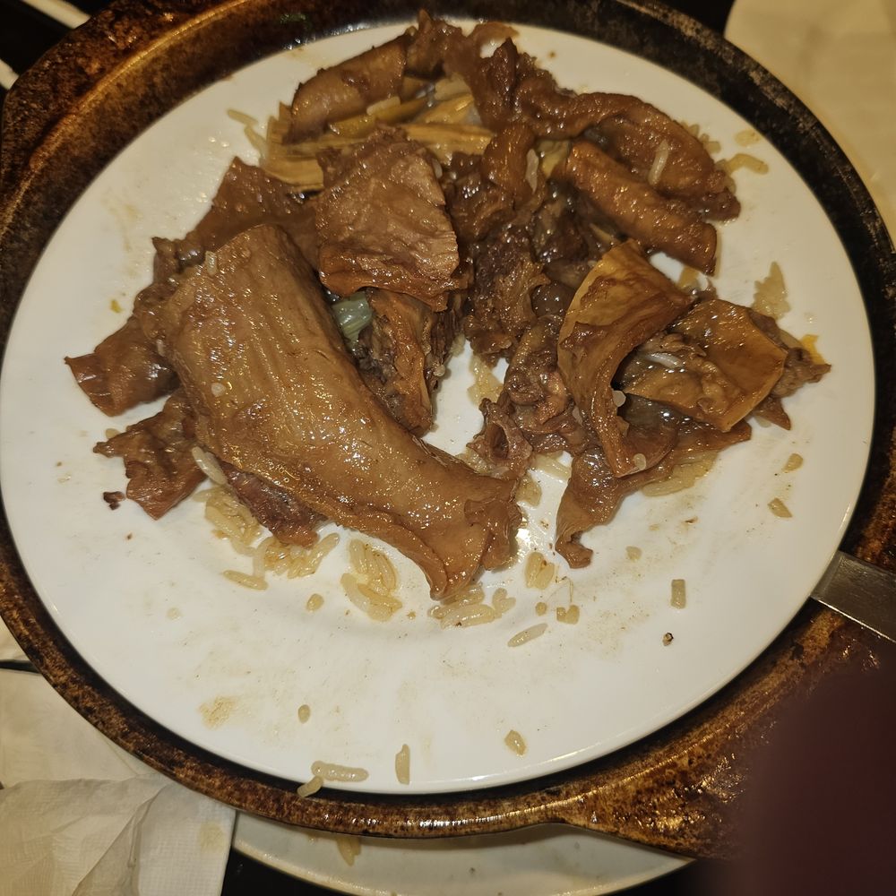 Fu Mon Lau - Fat and gristle from short rib clay pot meal.  Very little edible meat for $18. No apology or discount. That is a 12" dinner plate. - Cantonese Near Me - Centerville, Ohio
