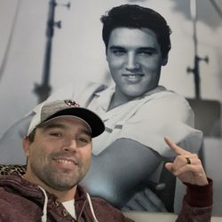 Elvis Presley's Memphis - Just me handing out with the king, at his home!!
