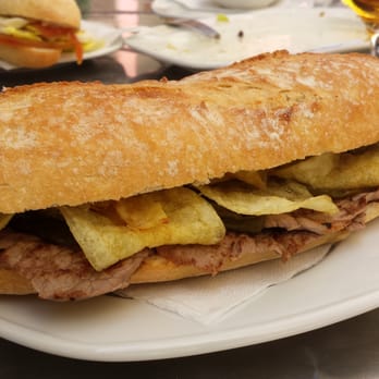 La Vaca Verde - Bocadillo de ternera con pimientos verdes y papas. Simplemente espectacular! - Tapas Bars Near Me - Valencia, V La Vaca Verde - Bocadillo de ternera con pimientos verdes y papas. Simplemente espectacular! - Tapas Bars Near Me - Valencia, V