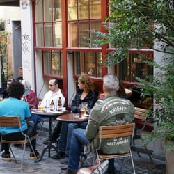 Bar Andorra - A mixed crowd adds casualness
