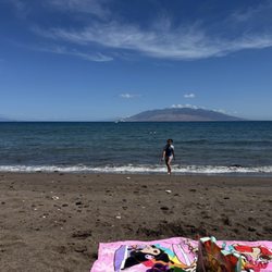 Oneuli Beach - Fine black sand with hardly anyone around