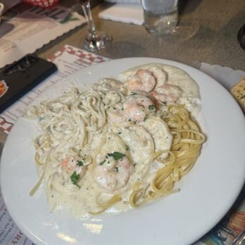 Mona's Italian Restaurant - Fettuccine Alfredo - Italian Near Me - San Diego, California Mona's Italian Restaurant - Fettuccine Alfredo - Italian Near Me - San Diego, California