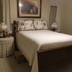 TEXAS KING HOTEL - Grandmas' room decorated in a sweet nostalgic Victorian style.