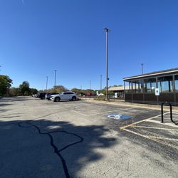 Metra - Lombard - Parking lot and bike rack