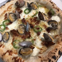 Nicolino Gourmet Eatery - Clam and jalapeño pie