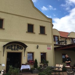 Vinařství U Kapličky - Retro Gril restaurace - Celý komplex je poměrně veliký, v béžové barvě vesnicko- modernistickem stylu na vrcholku kopce s opravdu pěkným výhledem na Pálavu.